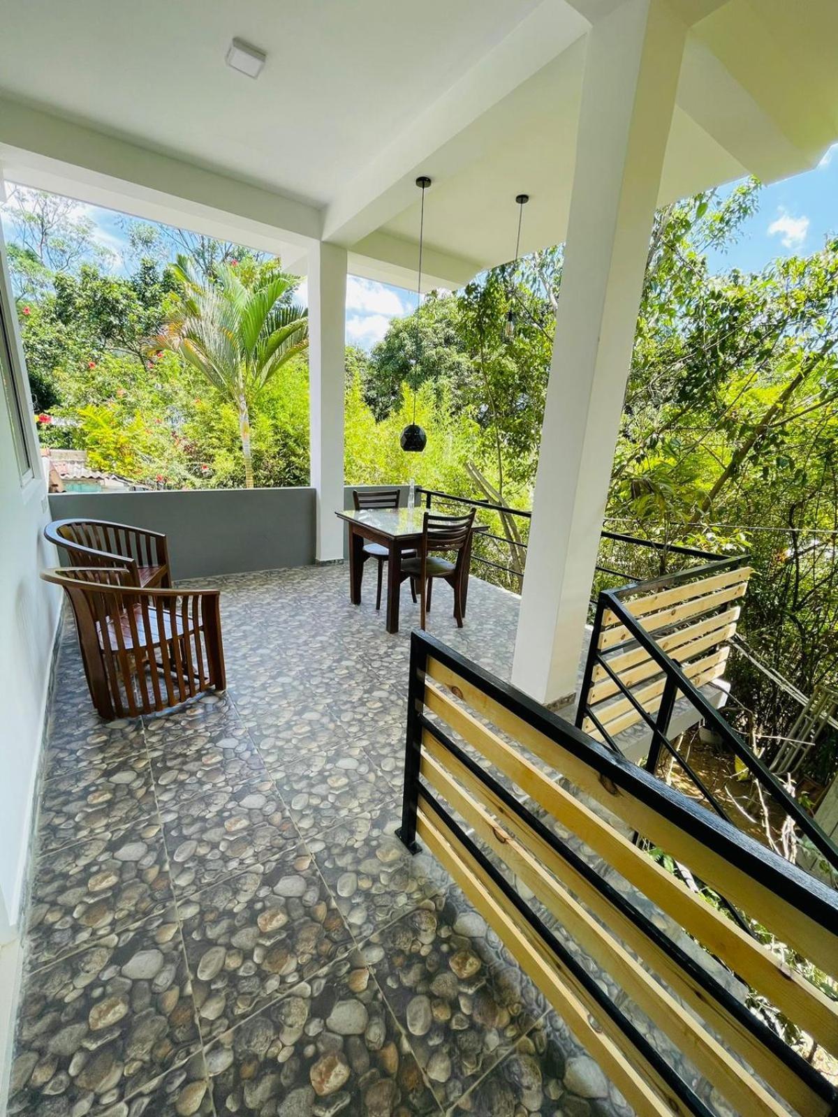 אלה Dhanudi Homestay מראה חיצוני תמונה